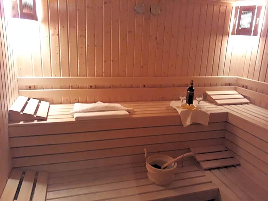 Darius Hotel – Sunny Beach, WY