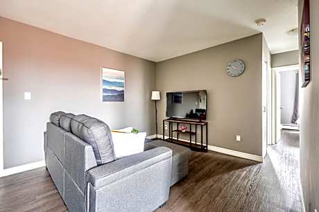 Newly Renovated 2BR Unit in Glenview West