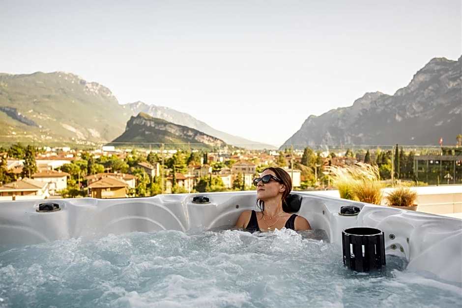 HOODY ACTIVE & HAPPINESS HOTEL