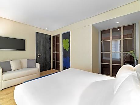 Superior Atrium Room