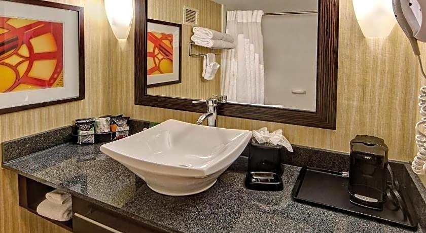 Clarion Hotel & Suites Conference Center Memphis Airport
