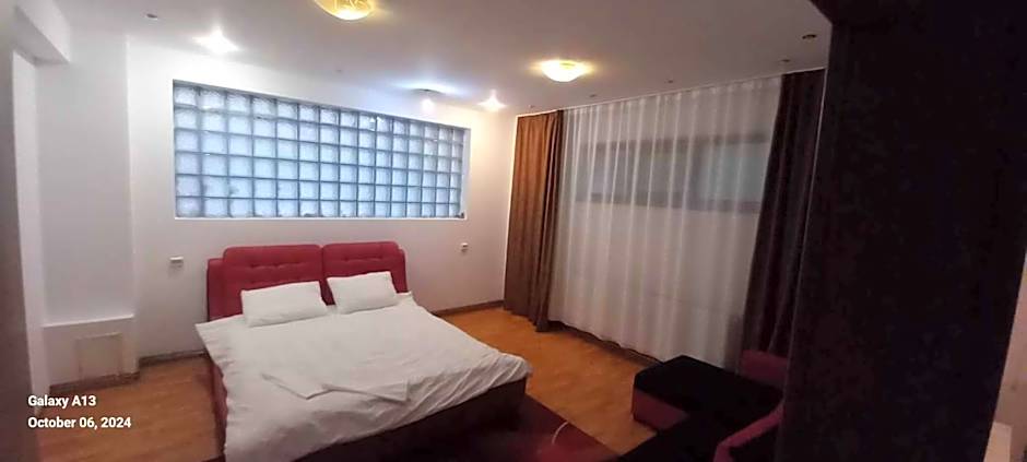 VillaWeb 9rooms - Long term business aparthotel 29 Euro per night per room, min 3months