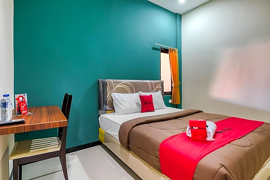 RedDoorz Syariah near Airlangga University Campus B