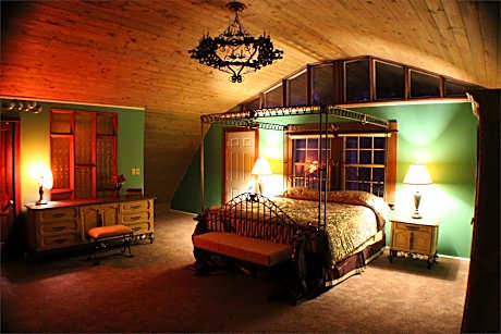 King-Ensuite-Deluxe-Honeymoon Suite