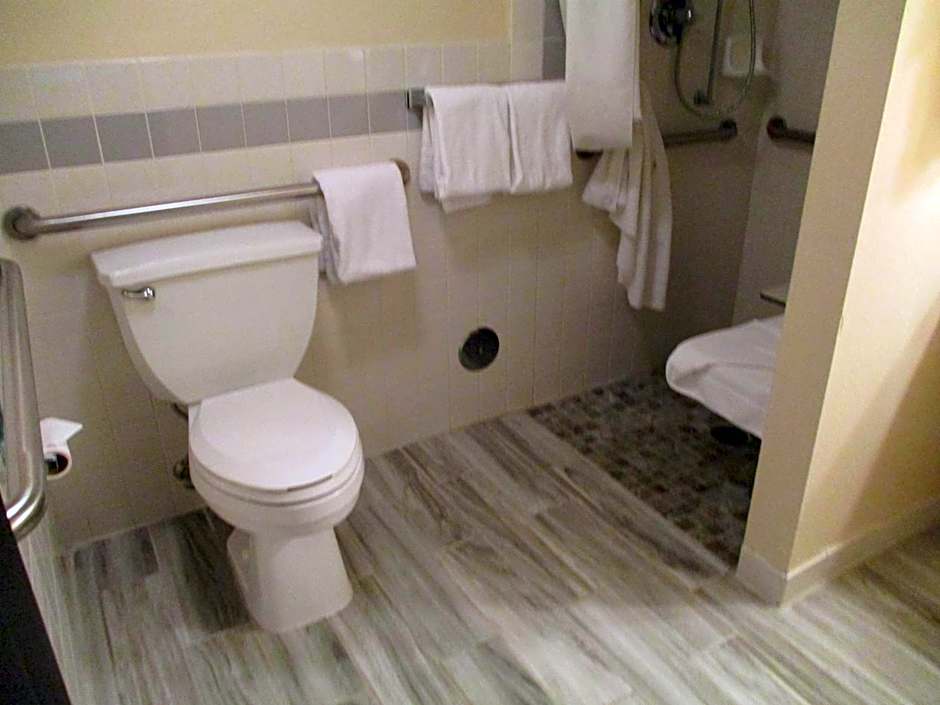 AmericInn by Wyndham Hutchinson