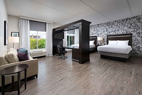 2 Queens Mobility/Hearing Access Nonsmoking