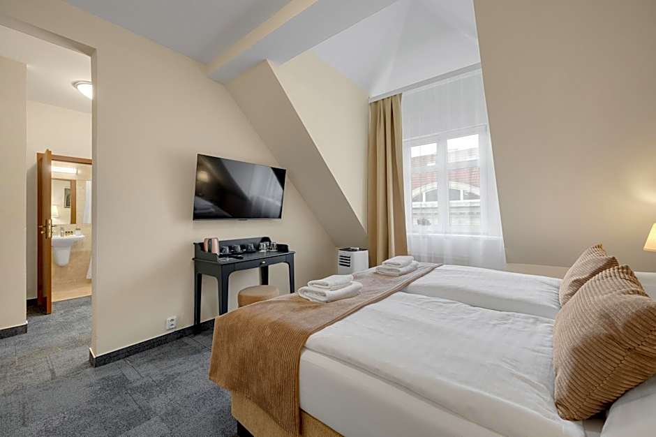 Hotel Reverie - Dependance, Check-in at Metropolitan Star