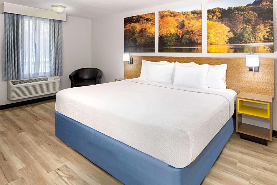 Days Inn by Wyndham Spartanburg Waccamaw