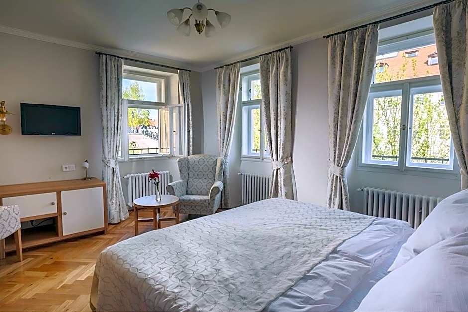 Hotel At the Golden Scissors
