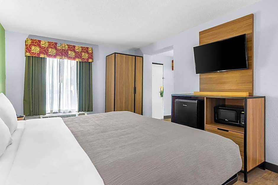 Quality Inn & Suites Greenville - Haywood Mall