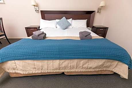 Queen + Single Room