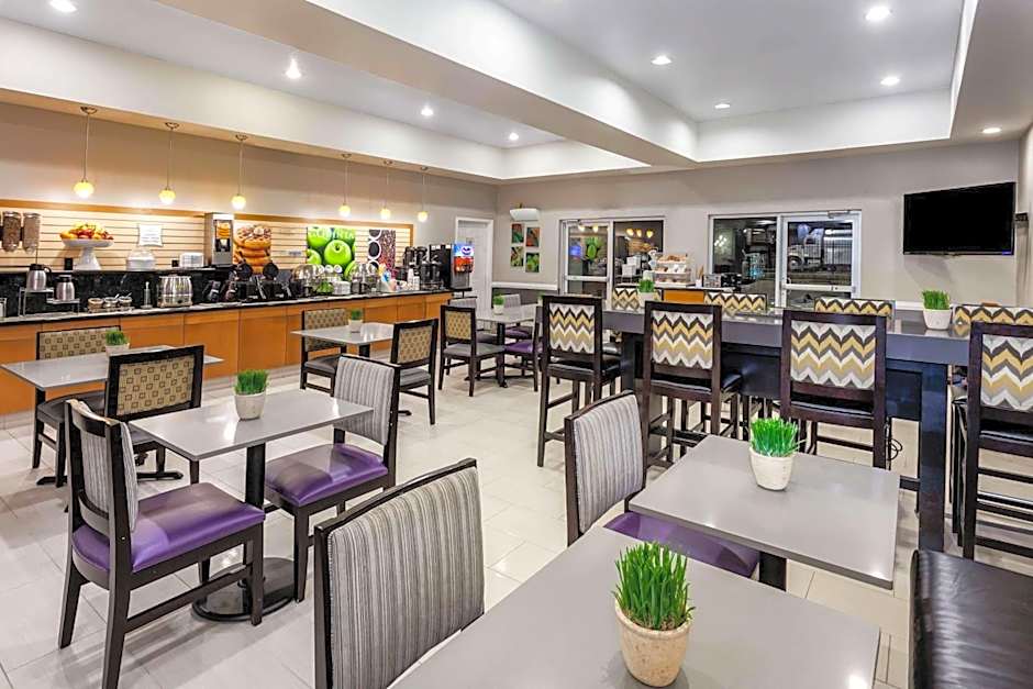 La Quinta Inn & Suites by Wyndham Laredo Airport