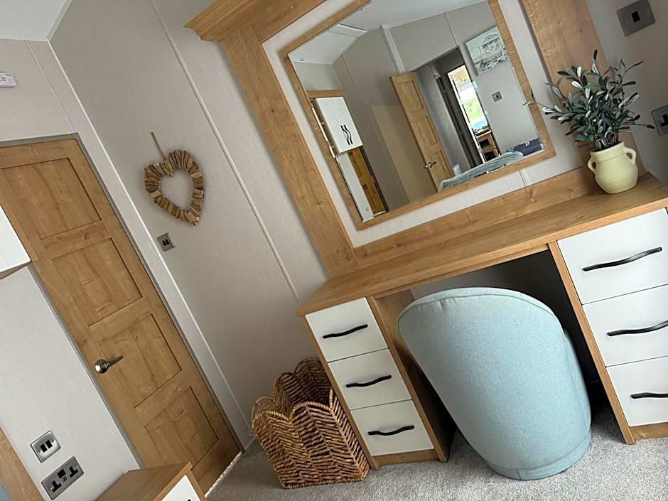 Lakeside Dorchester Lodge - Hot Tub with Fishing Peg