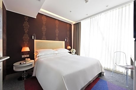 1 King Bed Suite Non-Smoking