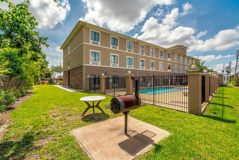 Restwell Inn & Suites I-45 North