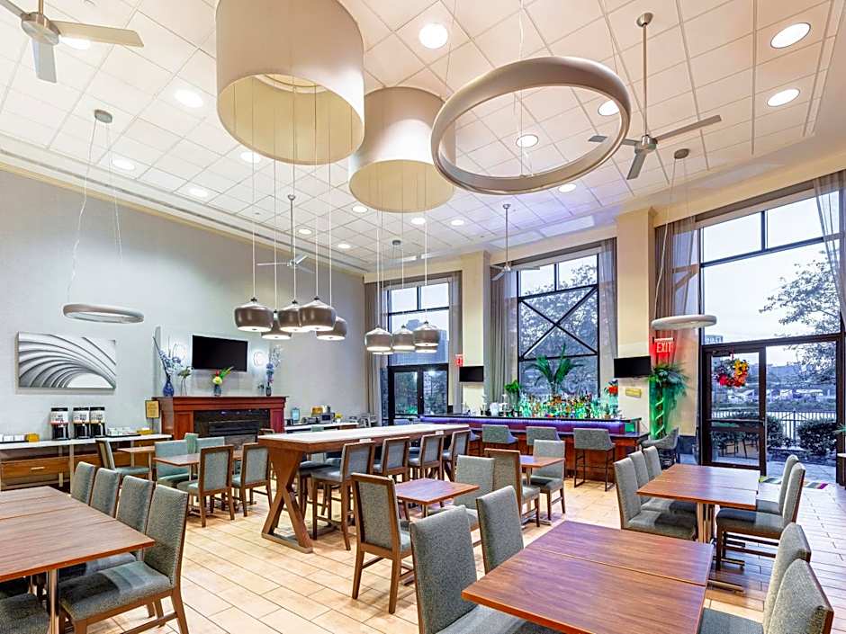 Hampton Inn By Hilton & Suites Newark-Harrison-Riverwalk