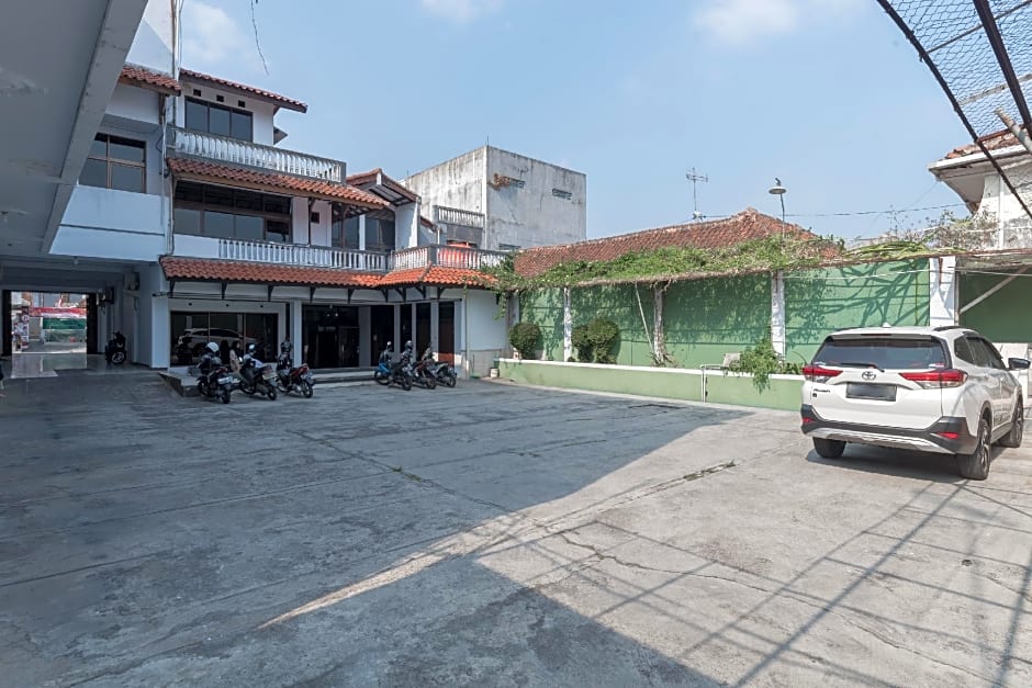 RedDoorz Syariah near Taman Kota Kuningan