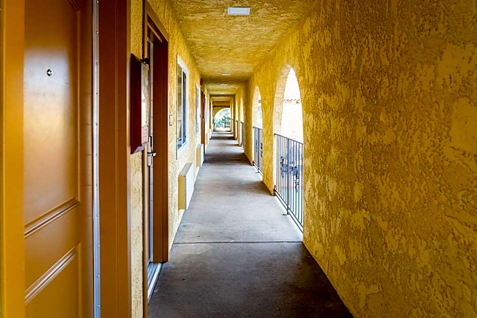 Rodeway Inn & Suites Colton-Riverside