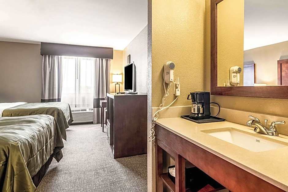 Quality Inn & Suites Salem near I-57