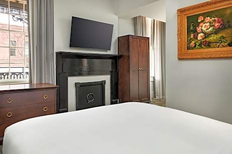 1 Queen Bed
