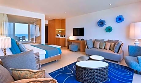 Suite with Private Pool (18+)