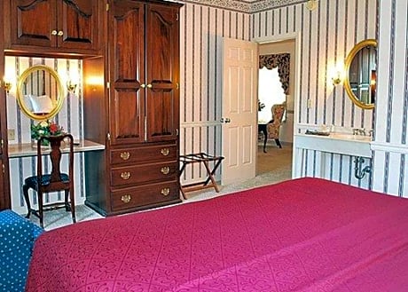 King Suite - Non-Smoking