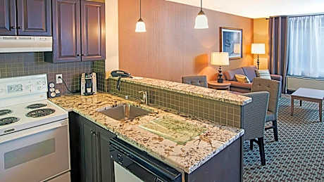 1 Queen 1 Bdrm Suite With Sofa Bed Tub Mobility Accessible