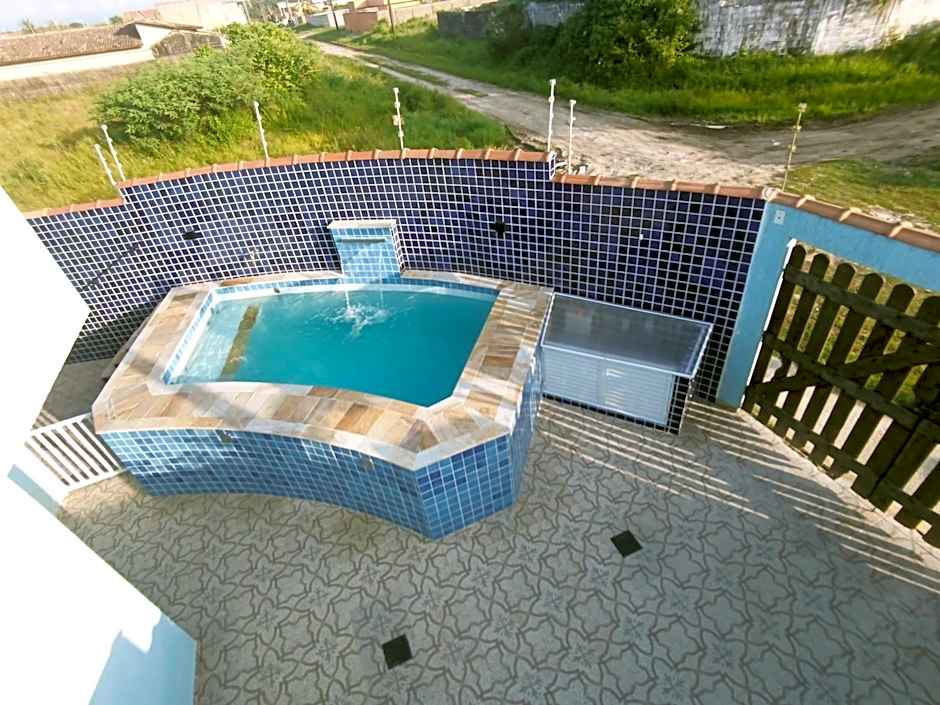 Casa com piscina , churrasqueira, Wi-Fi, em rua de Areia à 1km da praia, bairro sussegado, proíbido uso de som extremamente alto ideal para descansar