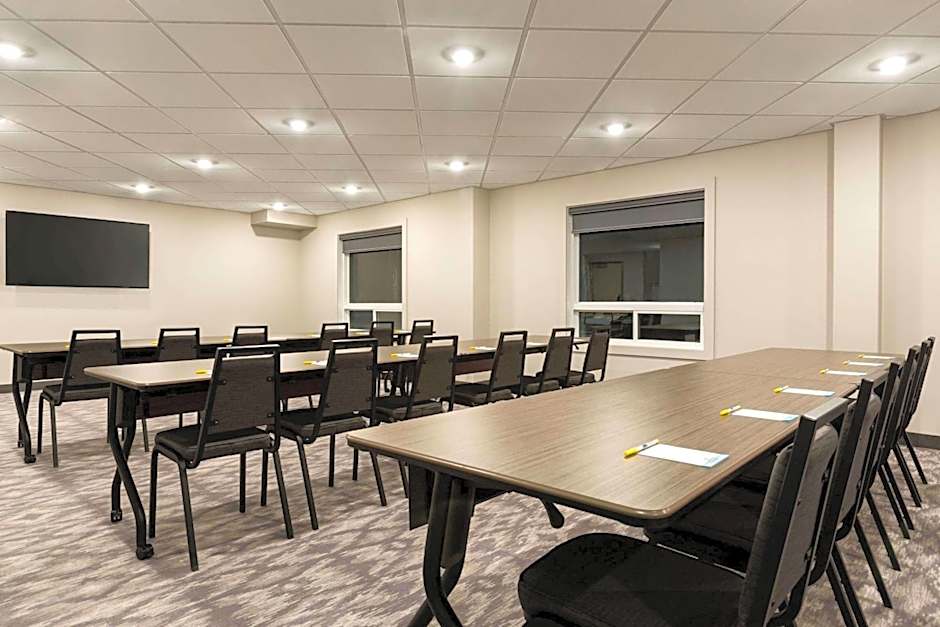 Days Inn by Wyndham Calgary North Balzac