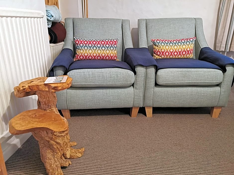 AnchorageWells Entire Cottage OR a King Ensuite on Room Only