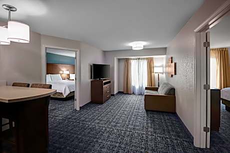 1 King 2 Queen 2 Bedroom Ste Comm Access