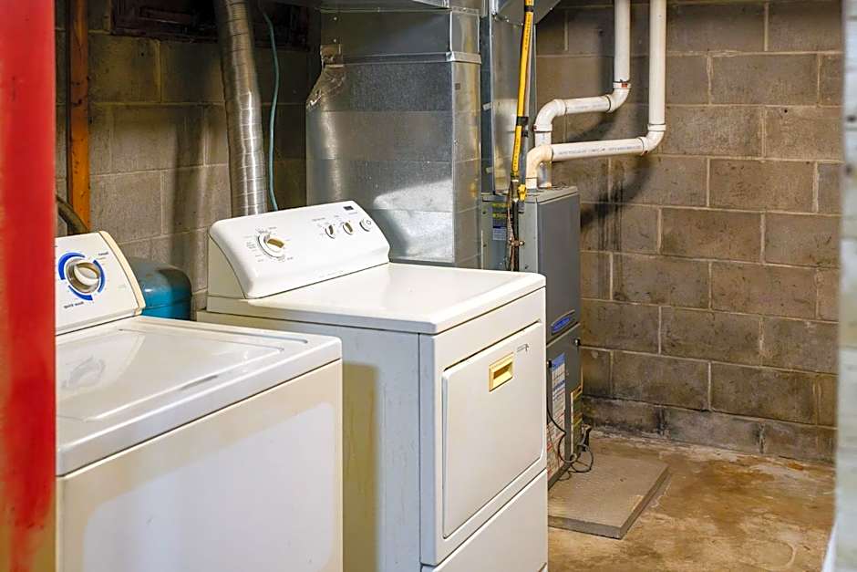 Cozy Cabin in the Forest w BBQ Firepit and More