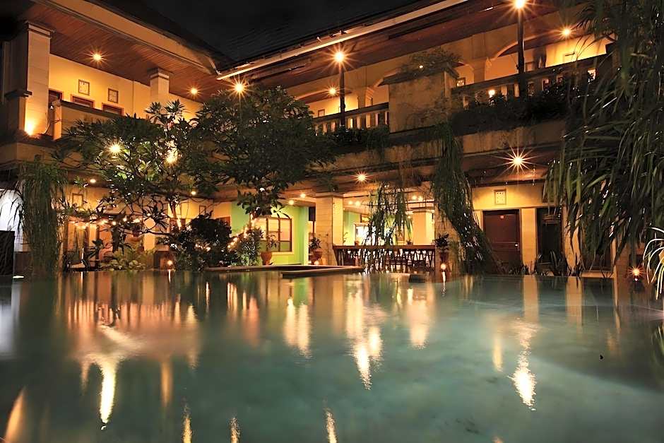 Super OYO Townhouse Oak Maxi Hotel Legian