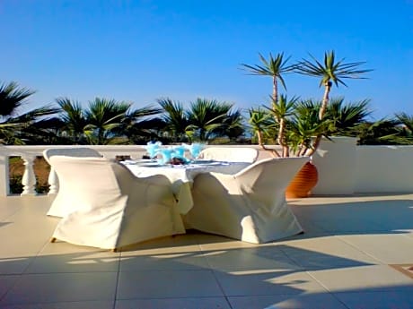 Mikes Studios & Apartments