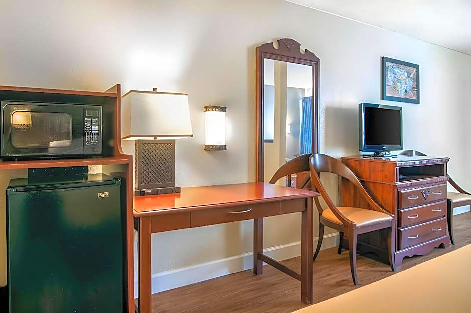 Econo Lodge Inn & Suites