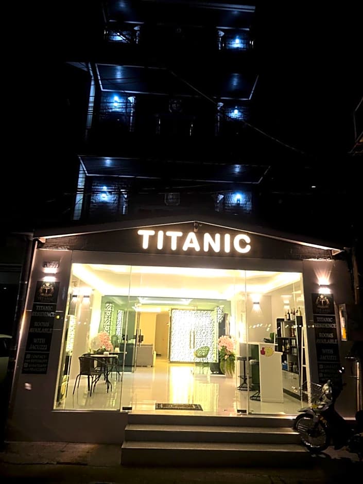 Titanic Residence-7 minute walk to the Beach