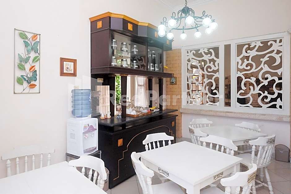 Just 11 Boutique Syariah Mitra RedDoorz near UGM Yogyakarta