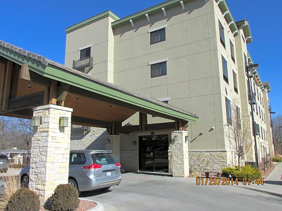 Parkwood Inn & Suites