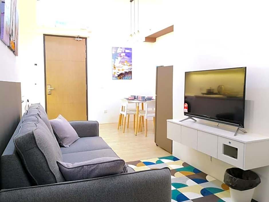 REVO at AURORA PLACE, Pavilion 2, 5 Minutes To AXIATA ARENA BUKIT JALIL FREE WIFI by De Harlequins Guesthouse