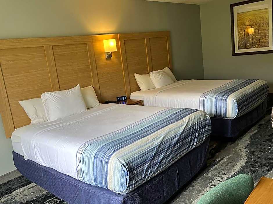 Days Inn & Suites by Wyndham Williamsburg IA North