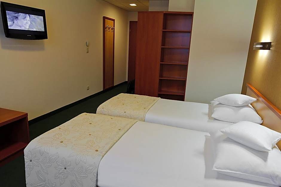 Hotel Victor Pruszkow DeSilva