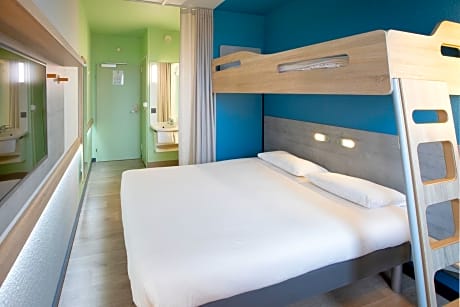Triple Room With A Double Bed (150 X 190 Cm) And A Bunk Bed (80 X 190 Cm)