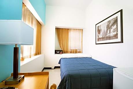 Private Deluxe Single Room with Semi-Private Bathroom