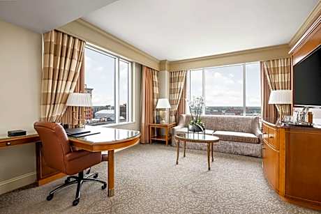 One-Bedroom Corner King Suite
