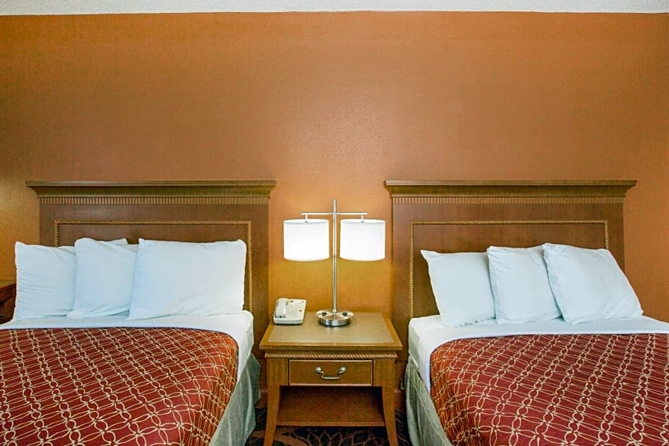 Super 8 by Wyndham Myrtle Beach/Market Common Area