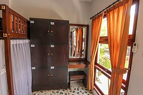 Single Bed in Mixed Dormitory Room