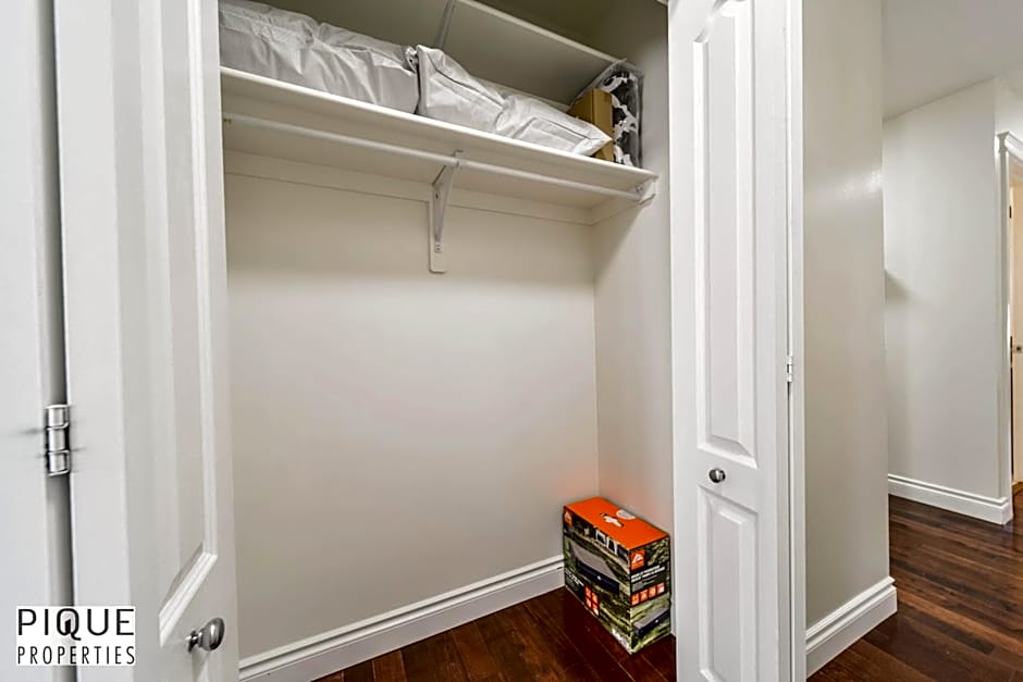 Tropical Oasis - King Beds - Free Netflix & Parking - Fast Wi-Fi