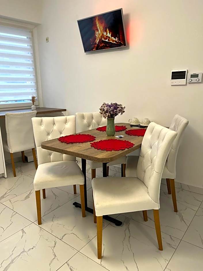 La Luna Premium Deluxe Apartment with Pool & Jacuzzi, Bikes and Secured Parking