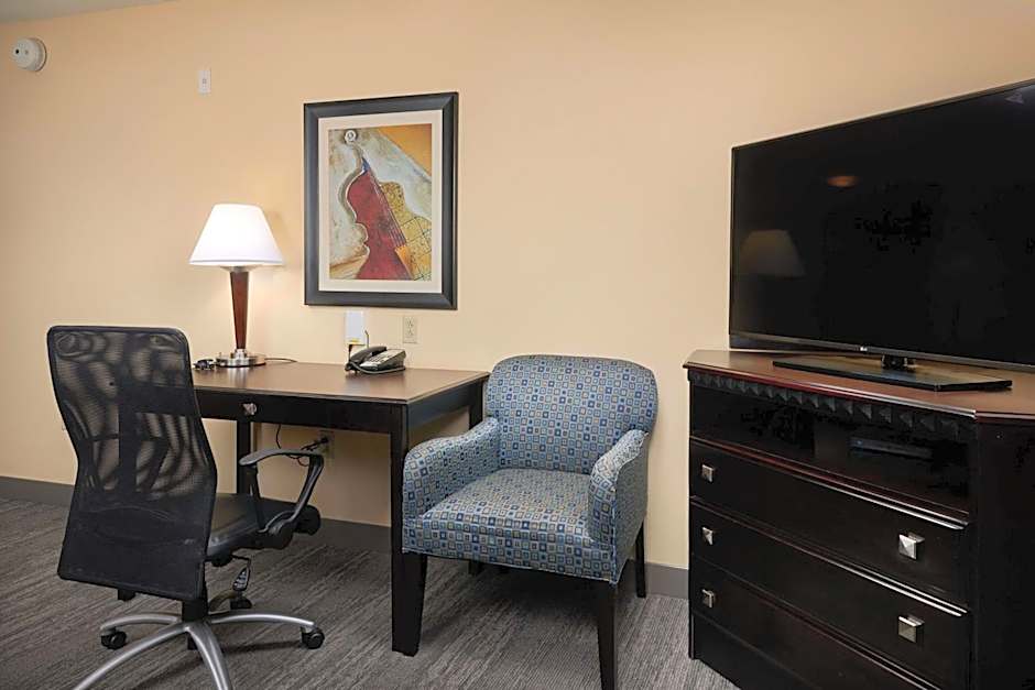 Photo 1 of 8 of 1 King Bed, Hearing/Mobility Accessible, Bathtub