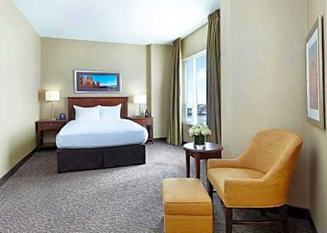 1 Queen Bed Club Floor With Sitting Area